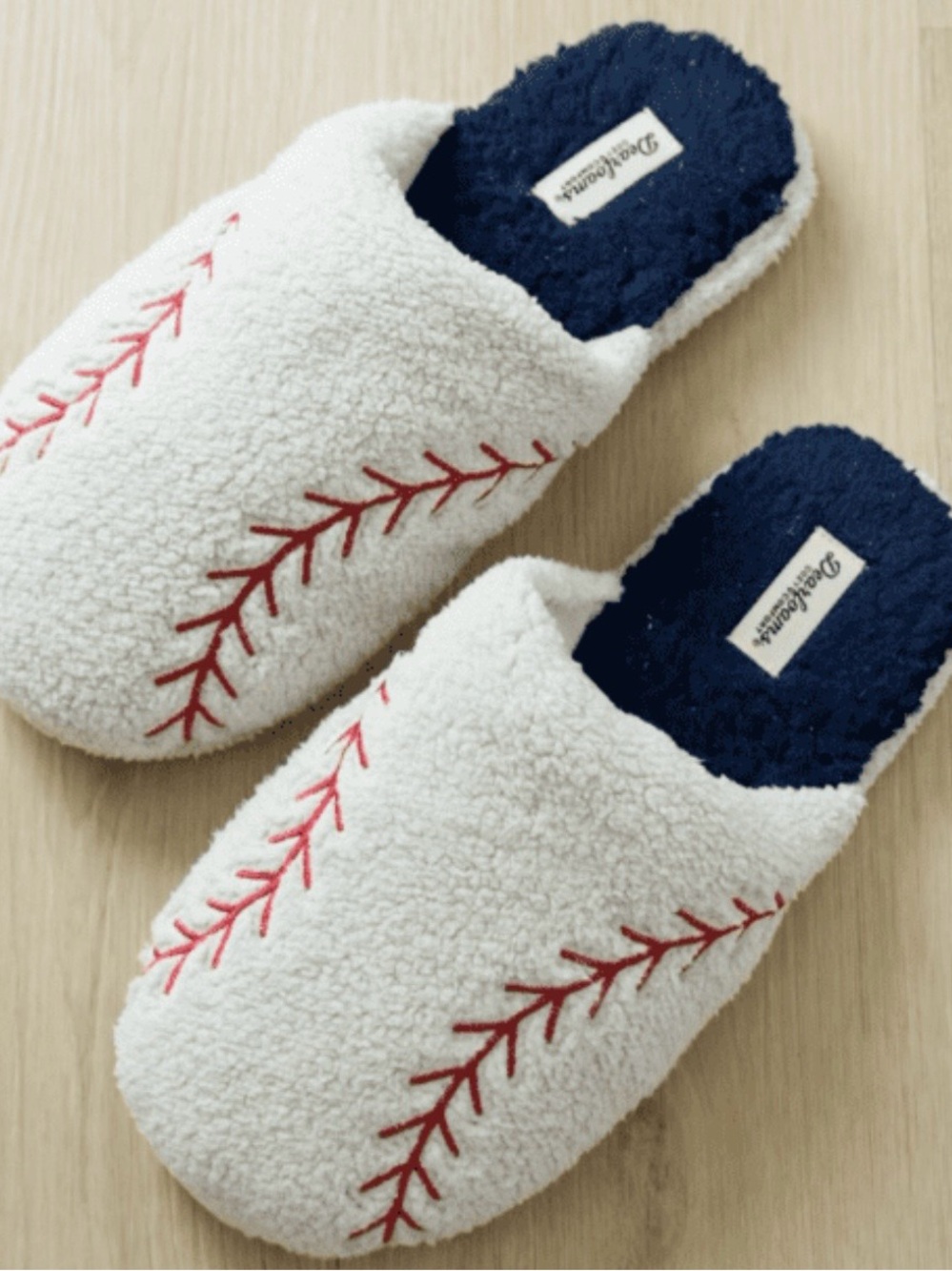 BRAND NEW Dearfoams Baseball Stitch Sherpa Slippers - Off White with Red Stitchi